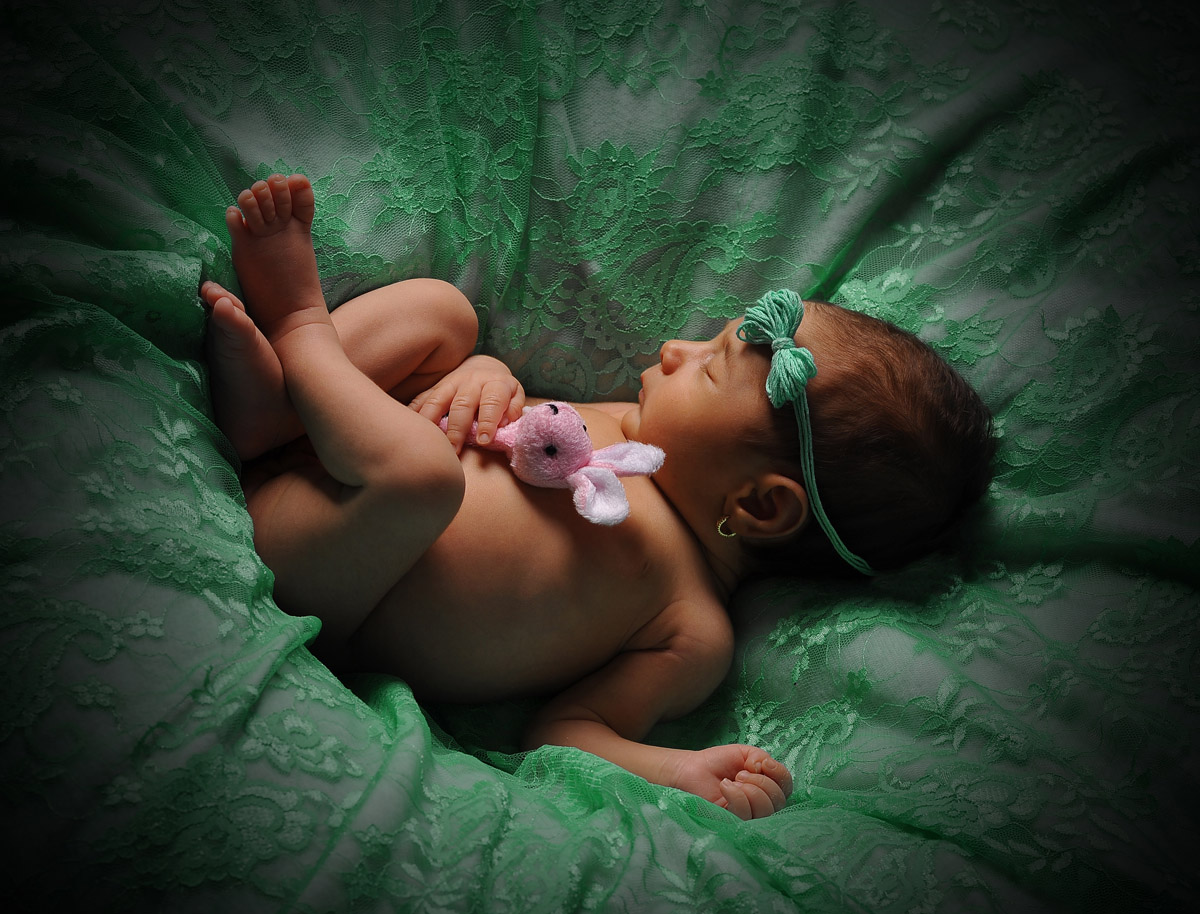 عکاسی کودک و نوزاد با تم سبز در  آتلیه کودک
