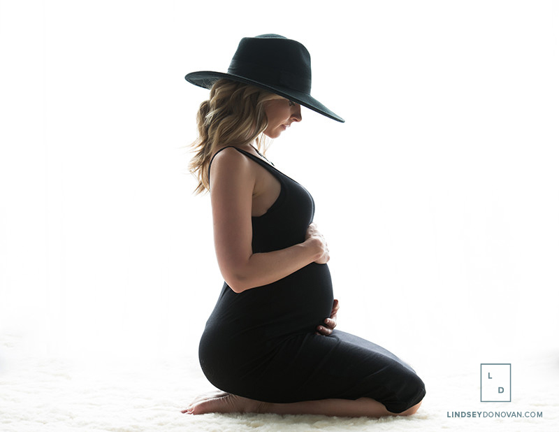 11 Simple Maternity Poses for Photographers