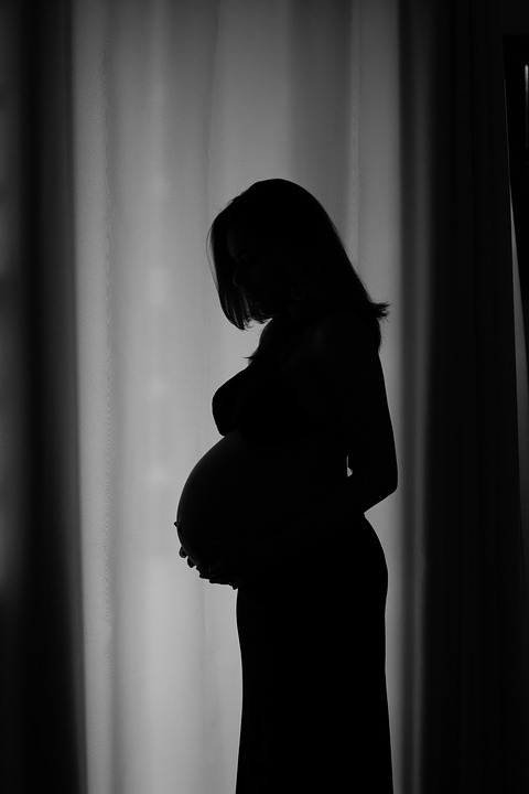عکاسی بارداری با ژست های فانتزی و زیبا