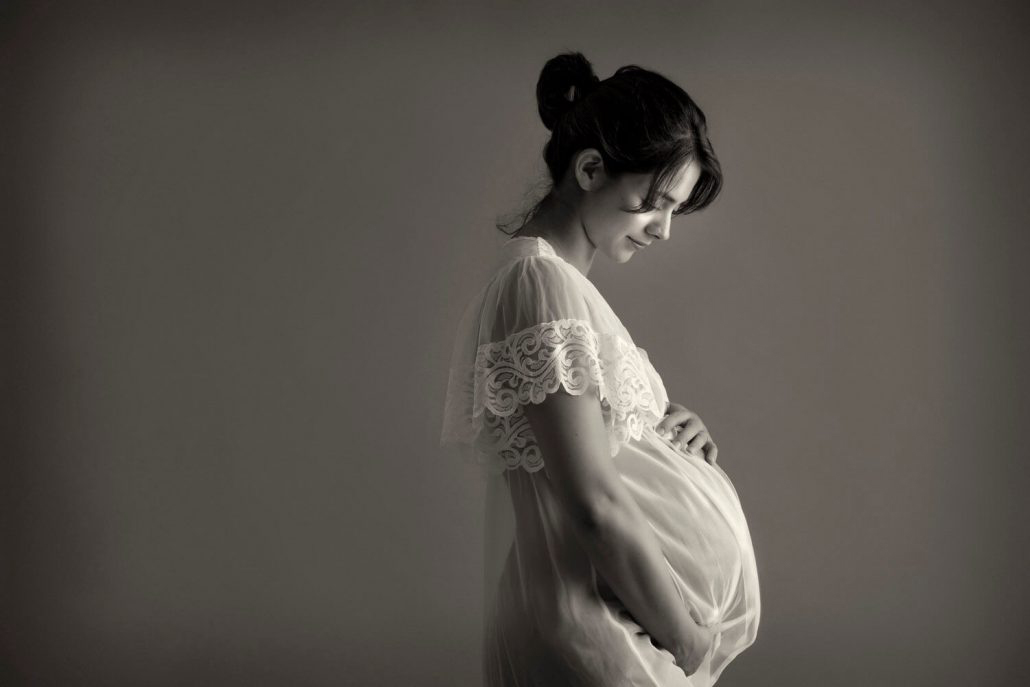 ژست عکس بارداری در آتلیه بارداری